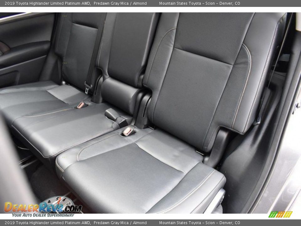 2019 Toyota Highlander Limited Platinum AWD Predawn Gray Mica / Almond Photo #10