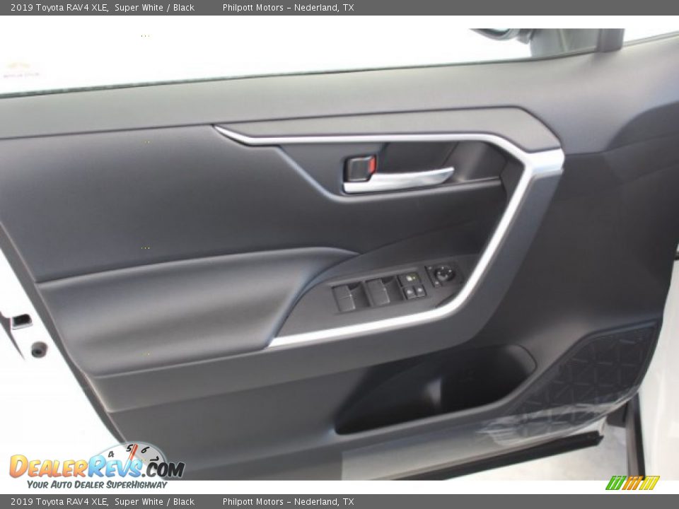 2019 Toyota RAV4 XLE Super White / Black Photo #8