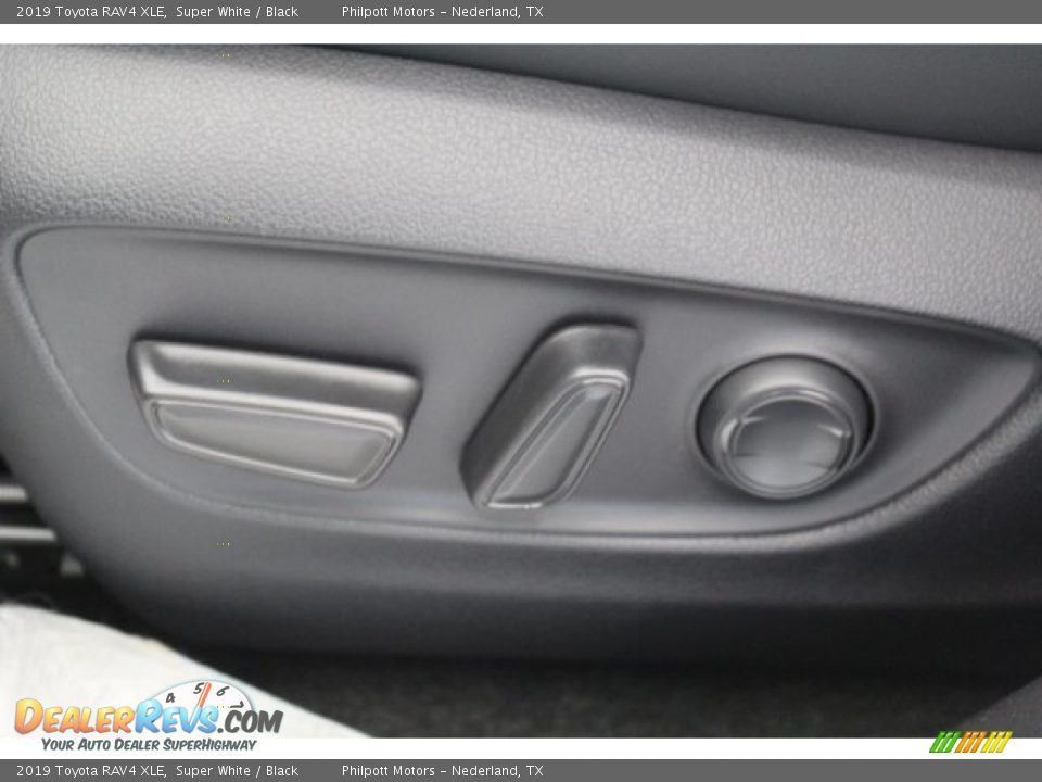 2019 Toyota RAV4 XLE Super White / Black Photo #10