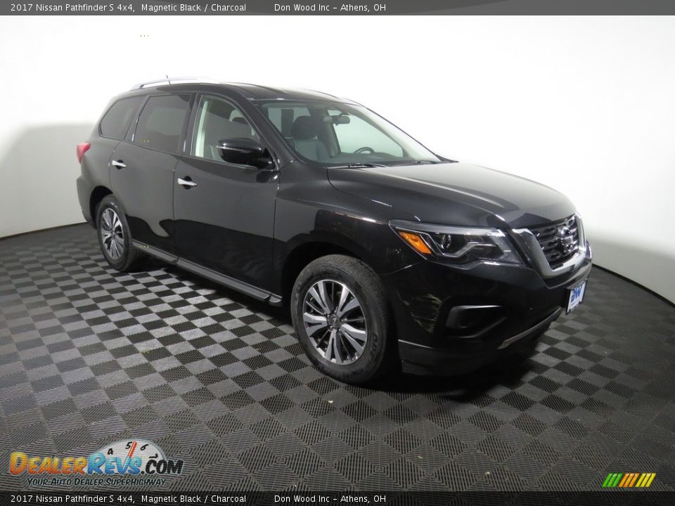 2017 Nissan Pathfinder S 4x4 Magnetic Black / Charcoal Photo #2