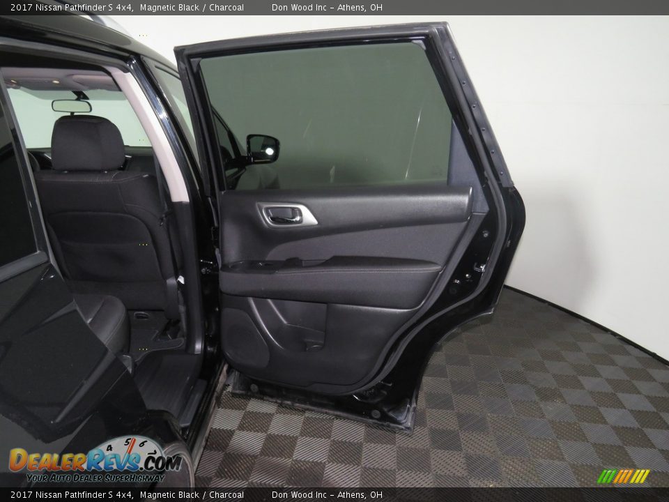 2017 Nissan Pathfinder S 4x4 Magnetic Black / Charcoal Photo #26