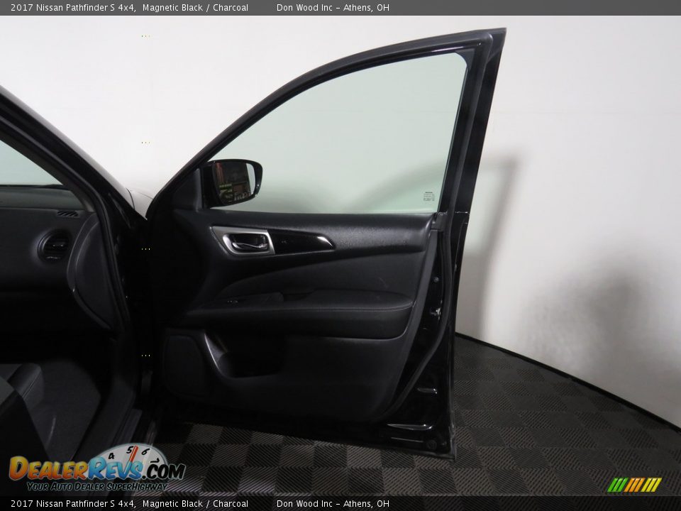 2017 Nissan Pathfinder S 4x4 Magnetic Black / Charcoal Photo #29