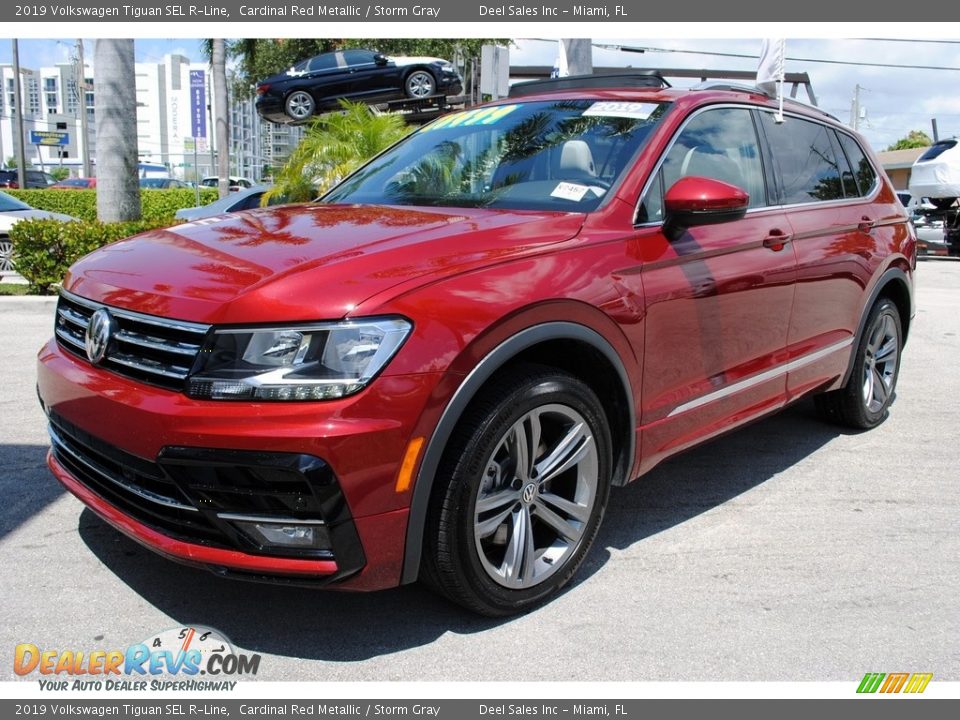 Front 3/4 View of 2019 Volkswagen Tiguan SEL R-Line Photo #5