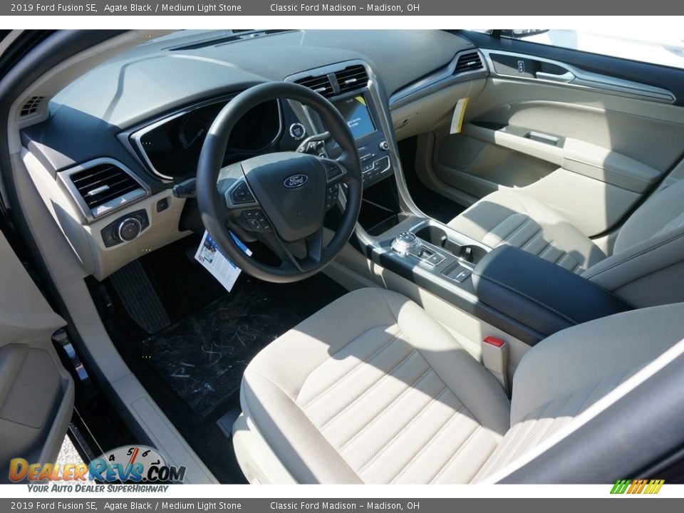 2019 Ford Fusion SE Agate Black / Medium Light Stone Photo #4