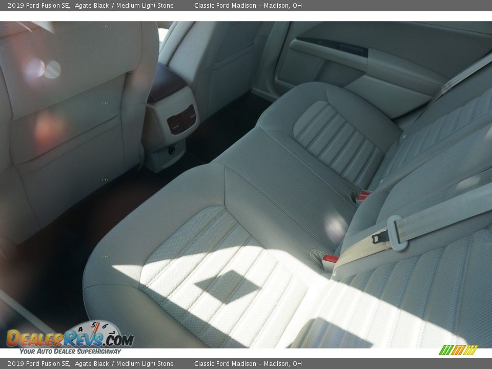2019 Ford Fusion SE Agate Black / Medium Light Stone Photo #5