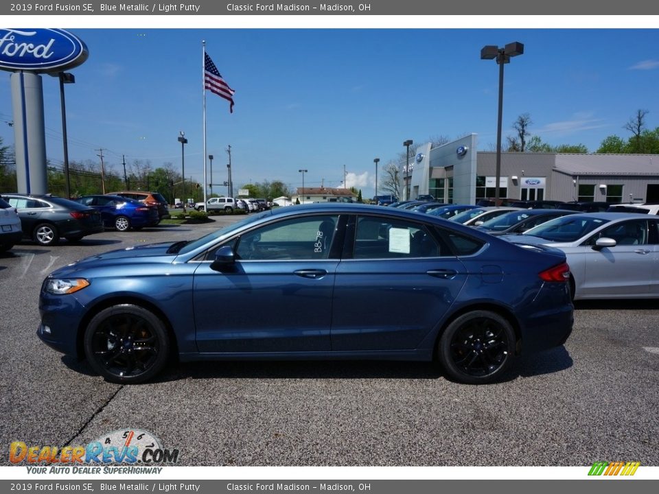 2019 Ford Fusion SE Blue Metallic / Light Putty Photo #2