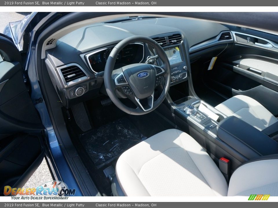 2019 Ford Fusion SE Blue Metallic / Light Putty Photo #4
