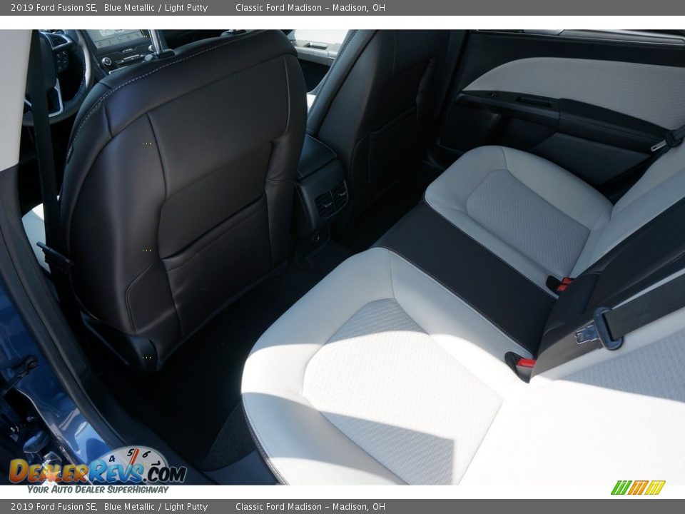 2019 Ford Fusion SE Blue Metallic / Light Putty Photo #5