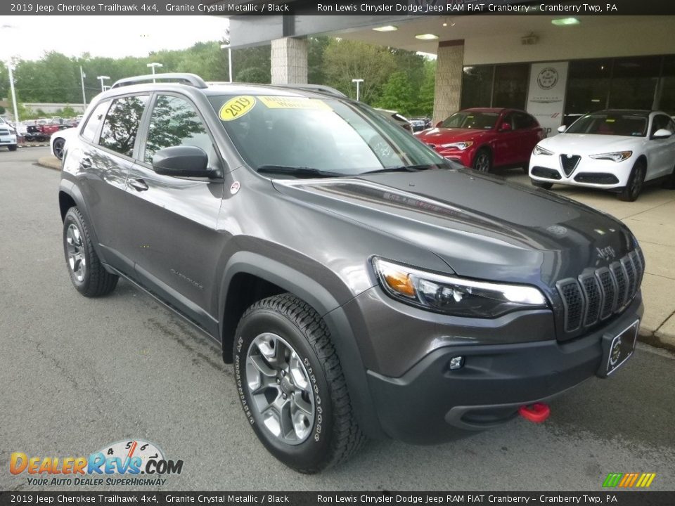 Front 3/4 View of 2019 Jeep Cherokee Trailhawk 4x4 Photo #3