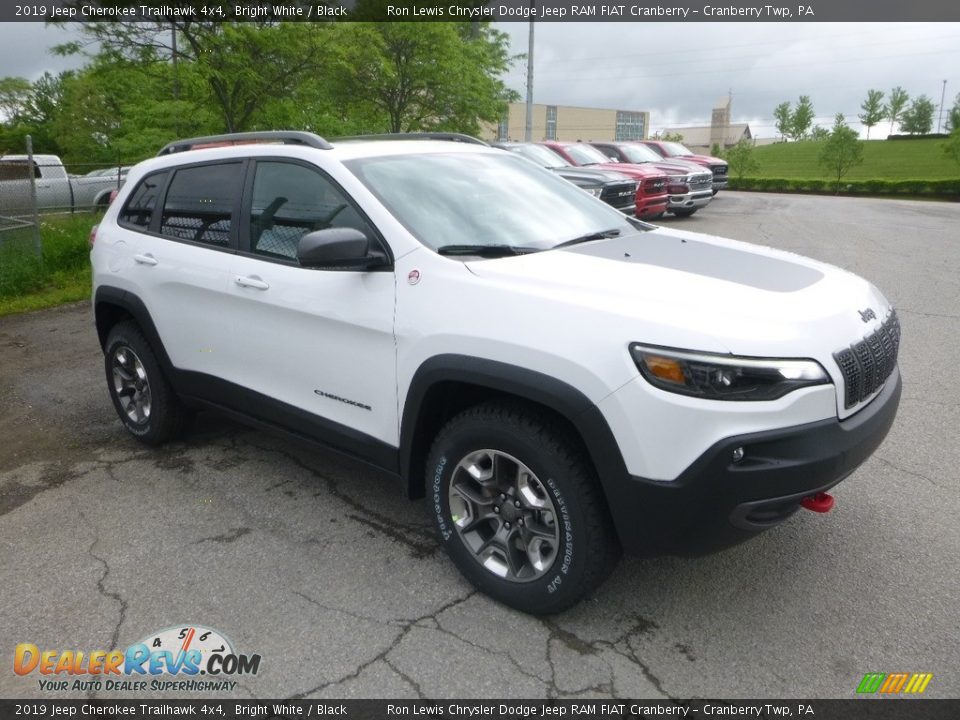 Front 3/4 View of 2019 Jeep Cherokee Trailhawk 4x4 Photo #7