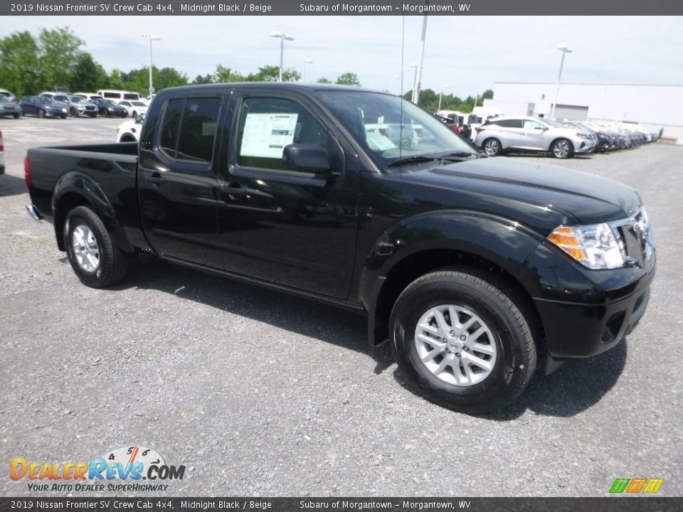 Front 3/4 View of 2019 Nissan Frontier SV Crew Cab 4x4 Photo #1