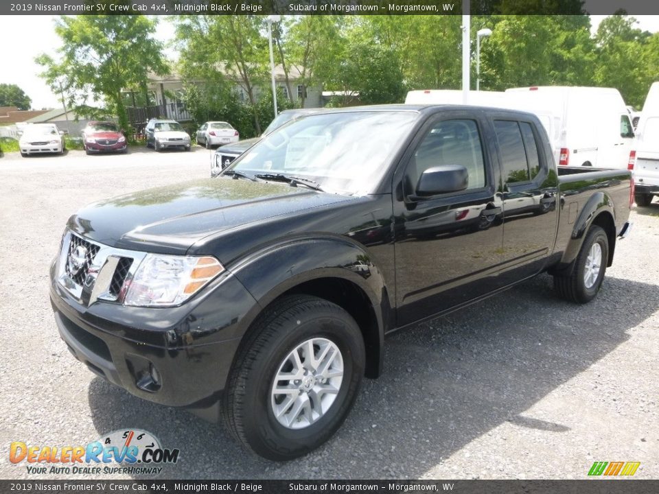 Front 3/4 View of 2019 Nissan Frontier SV Crew Cab 4x4 Photo #7