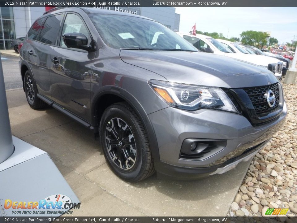 Front 3/4 View of 2019 Nissan Pathfinder SL Rock Creek Edition 4x4 Photo #1