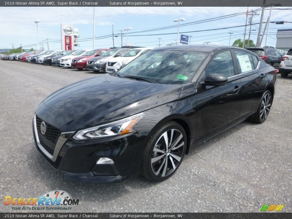 Front 3/4 View of 2019 Nissan Altima SR AWD Photo #8