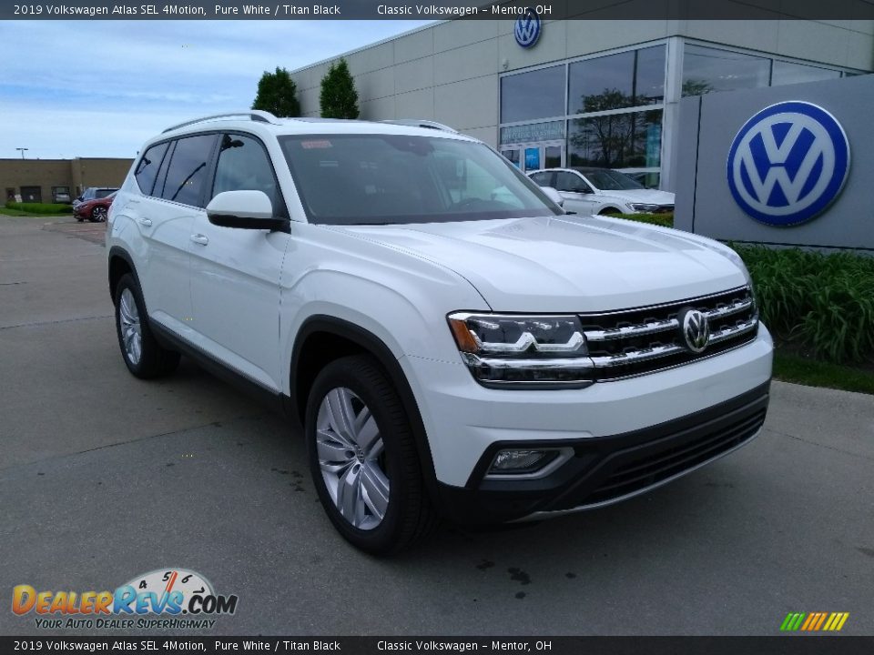 Front 3/4 View of 2019 Volkswagen Atlas SEL 4Motion Photo #1