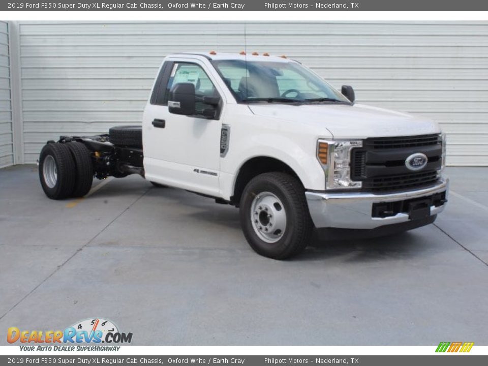 2019 Ford F350 Super Duty XL Regular Cab Chassis Oxford White / Earth Gray Photo #2