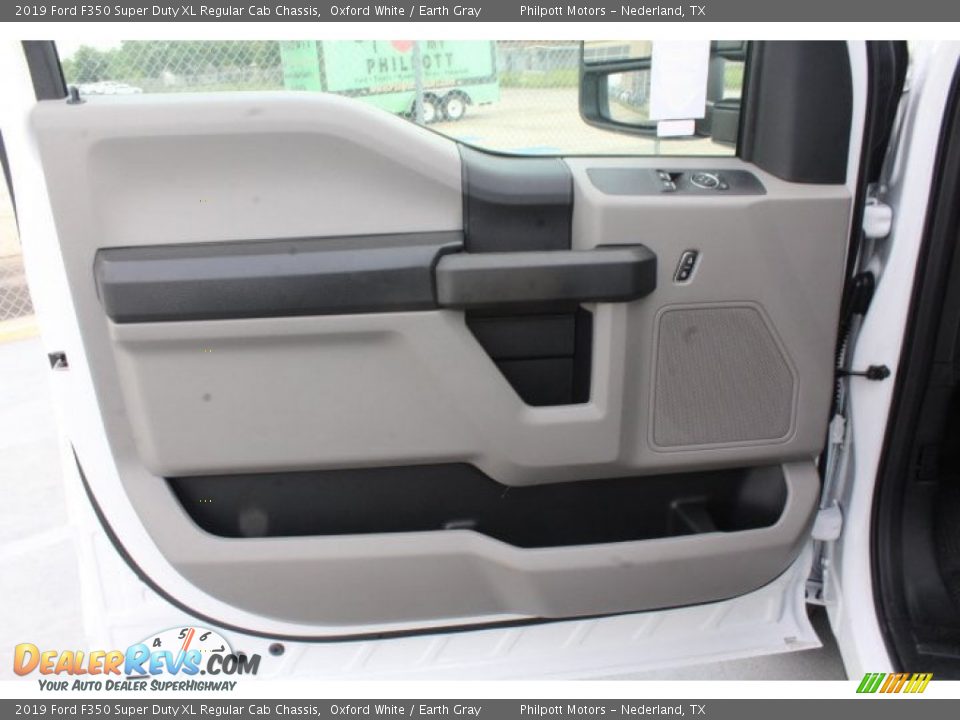 2019 Ford F350 Super Duty XL Regular Cab Chassis Oxford White / Earth Gray Photo #12
