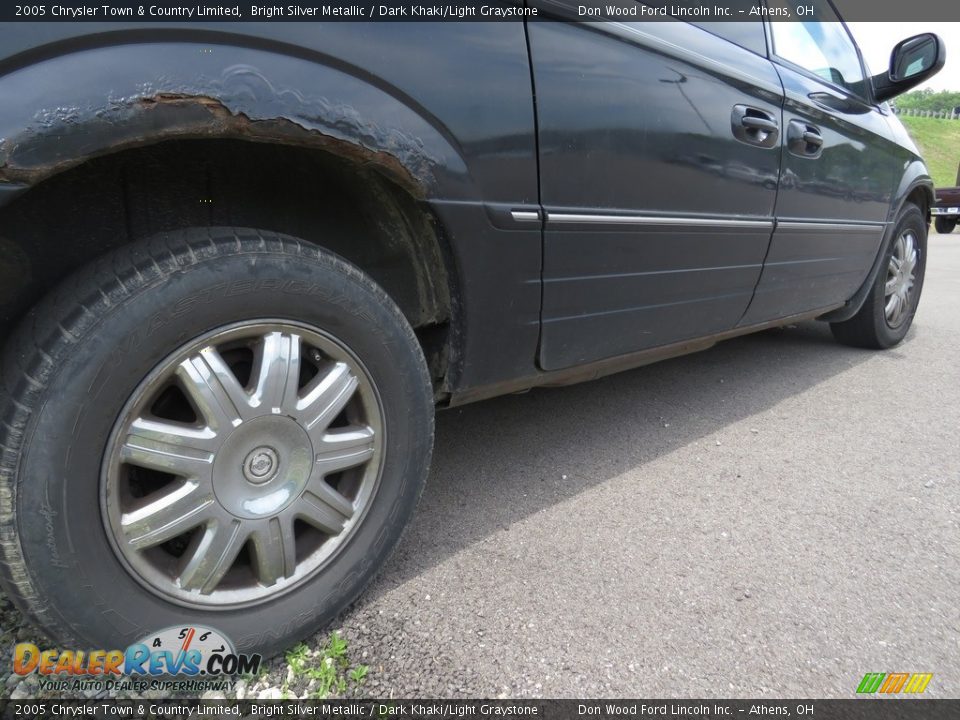 2005 Chrysler Town & Country Limited Bright Silver Metallic / Dark Khaki/Light Graystone Photo #11