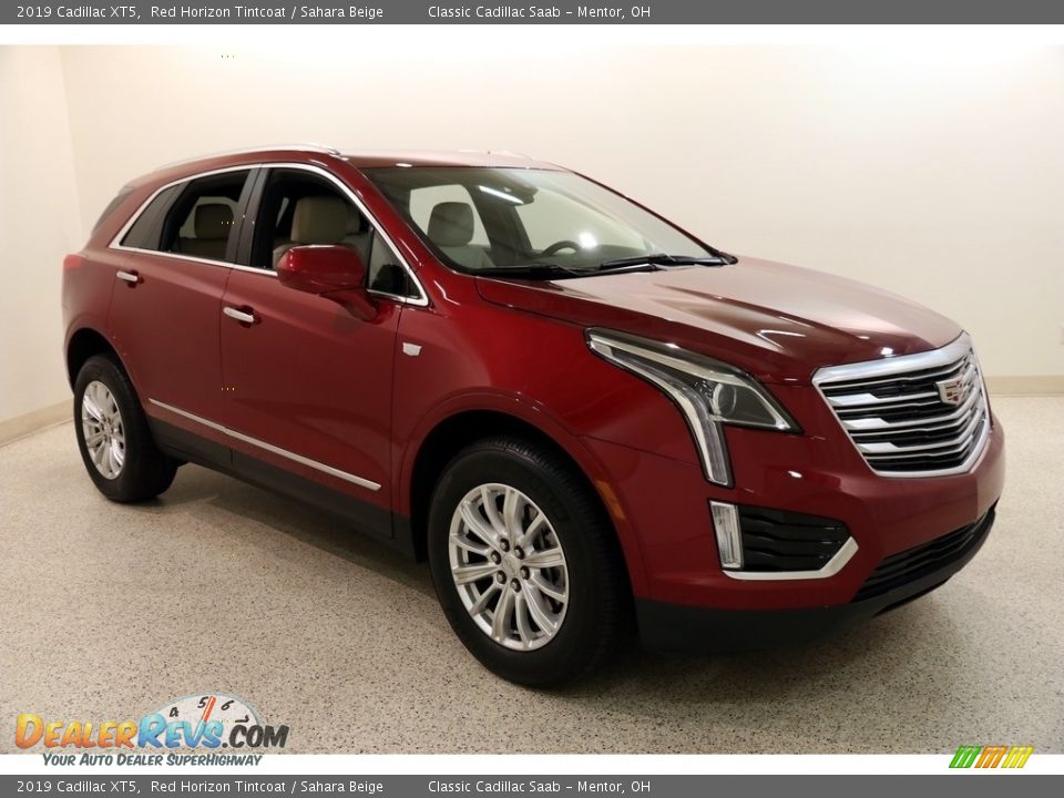 Front 3/4 View of 2019 Cadillac XT5  Photo #1