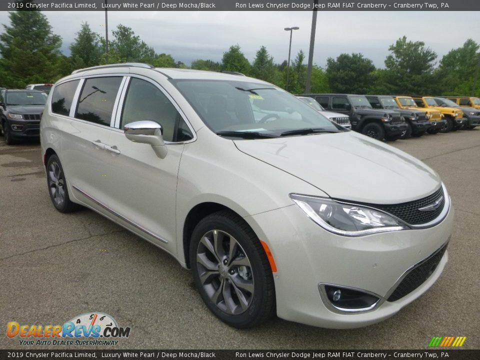 Front 3/4 View of 2019 Chrysler Pacifica Limited Photo #7