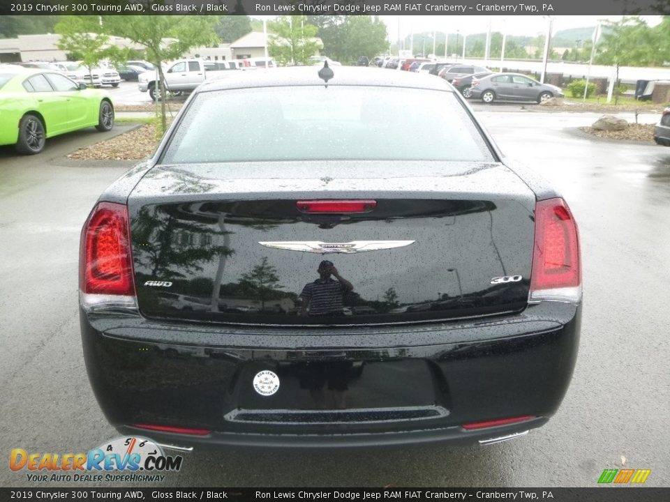 2019 Chrysler 300 Touring AWD Gloss Black / Black Photo #4