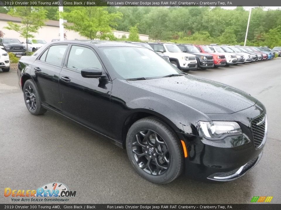 Front 3/4 View of 2019 Chrysler 300 Touring AWD Photo #7