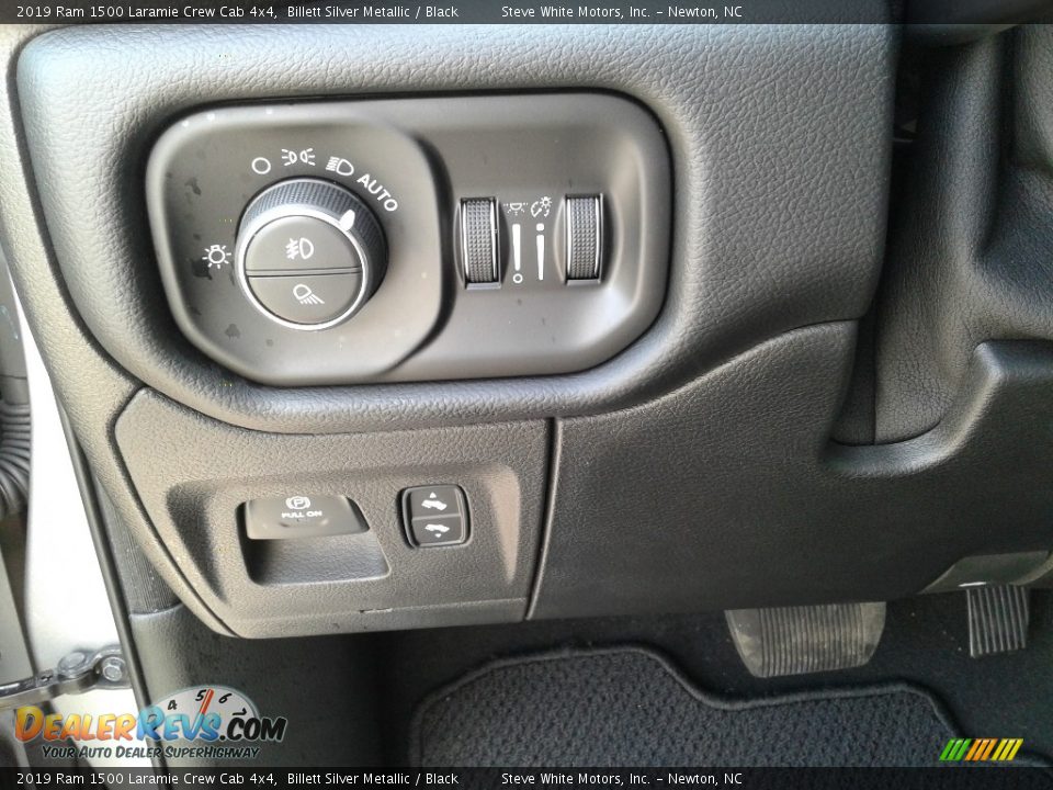 2019 Ram 1500 Laramie Crew Cab 4x4 Billett Silver Metallic / Black Photo #16