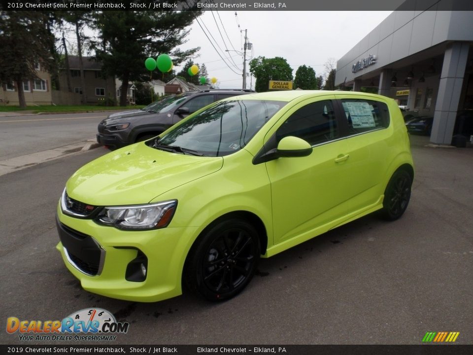 Front 3/4 View of 2019 Chevrolet Sonic Premier Hatchback Photo #2