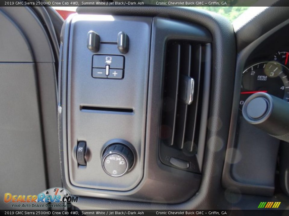 Controls of 2019 GMC Sierra 2500HD Crew Cab 4WD Photo #16