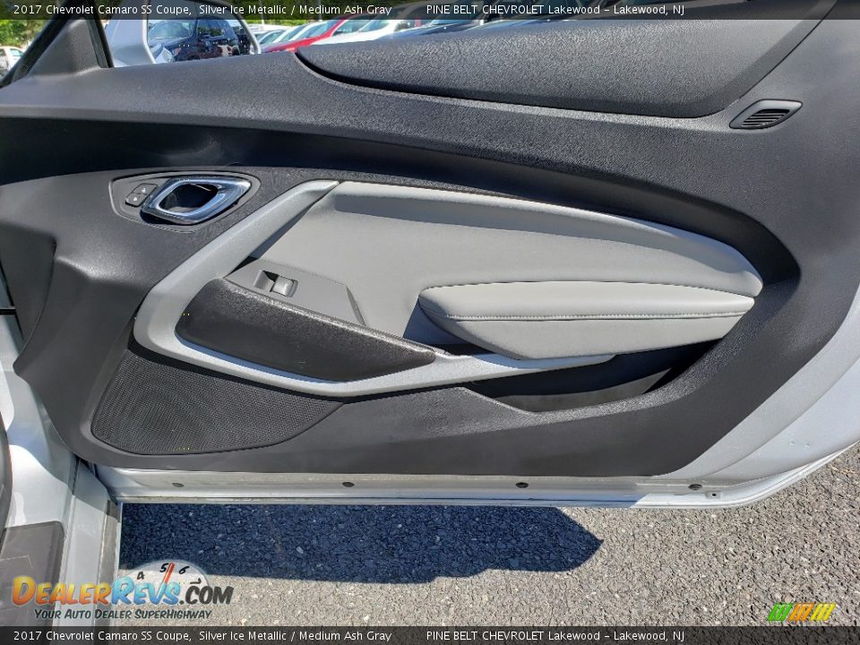 Door Panel of 2017 Chevrolet Camaro SS Coupe Photo #10
