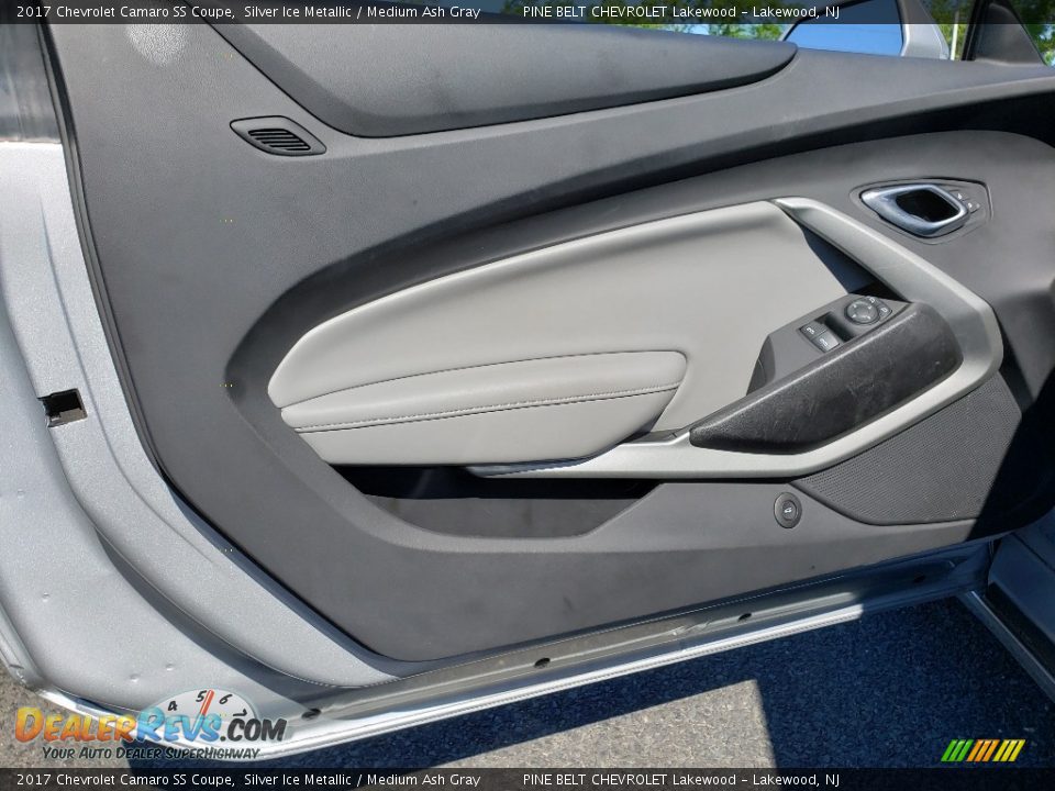Door Panel of 2017 Chevrolet Camaro SS Coupe Photo #20