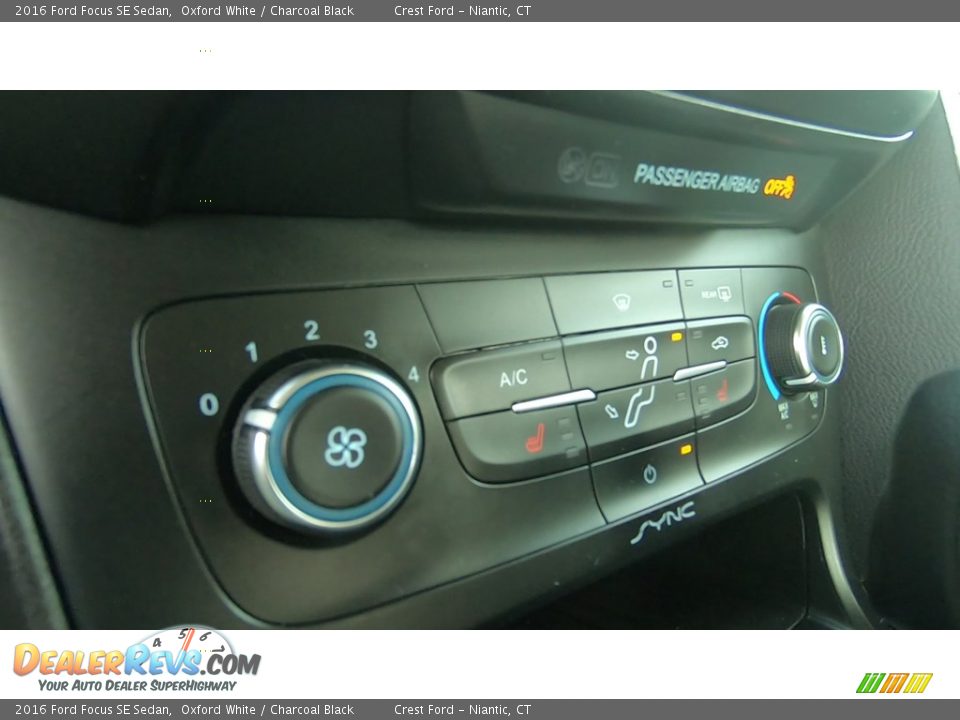 2016 Ford Focus SE Sedan Oxford White / Charcoal Black Photo #16