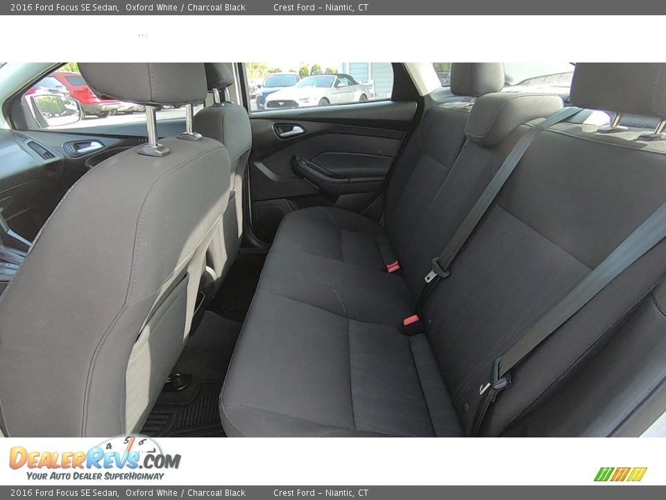 2016 Ford Focus SE Sedan Oxford White / Charcoal Black Photo #18