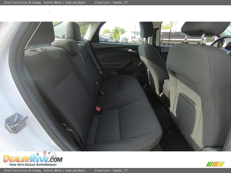 2016 Ford Focus SE Sedan Oxford White / Charcoal Black Photo #23