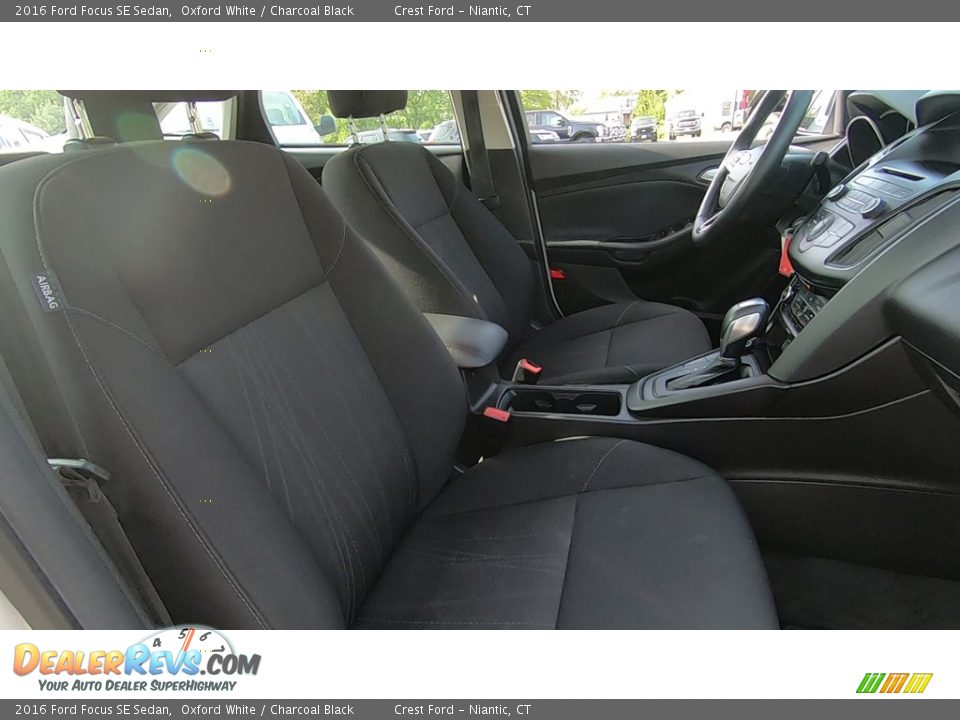 2016 Ford Focus SE Sedan Oxford White / Charcoal Black Photo #24