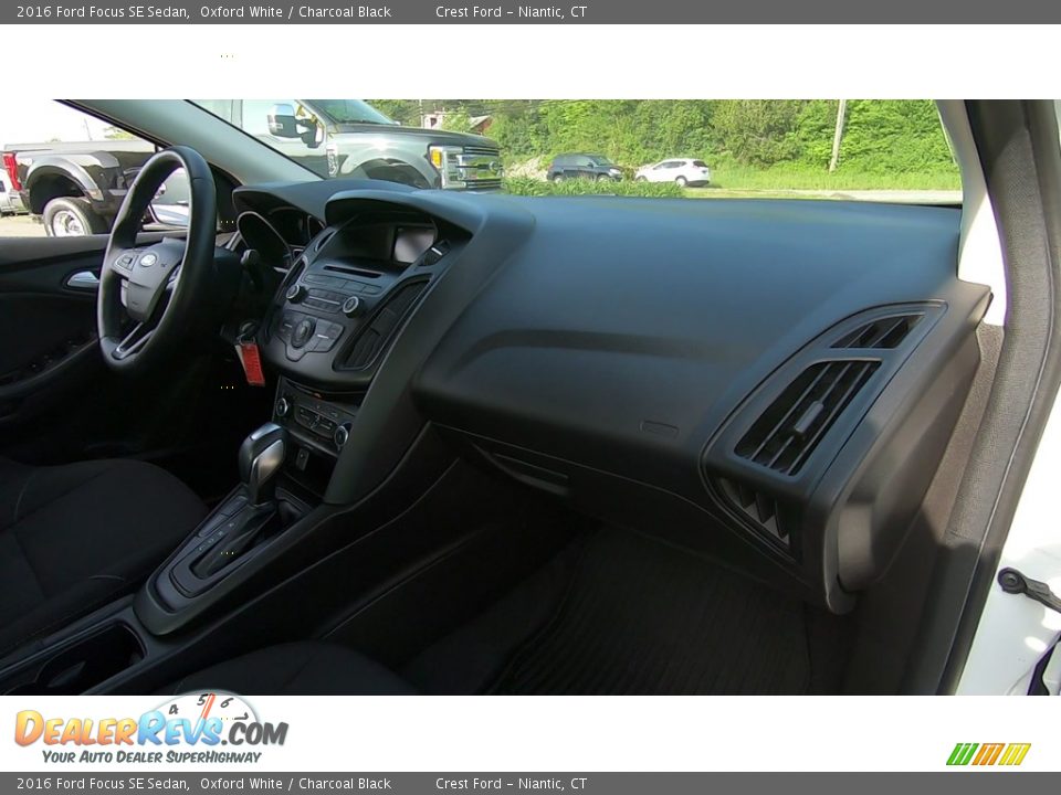2016 Ford Focus SE Sedan Oxford White / Charcoal Black Photo #25