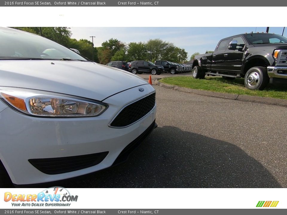 2016 Ford Focus SE Sedan Oxford White / Charcoal Black Photo #27