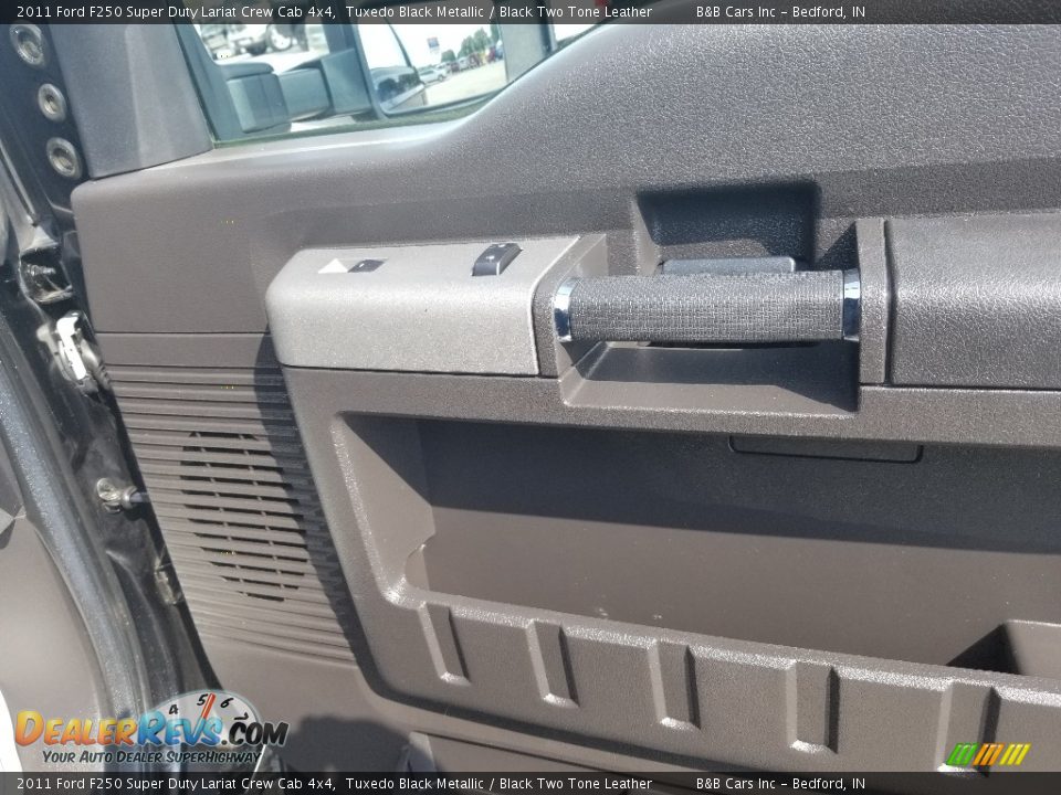 2011 Ford F250 Super Duty Lariat Crew Cab 4x4 Tuxedo Black Metallic / Black Two Tone Leather Photo #35