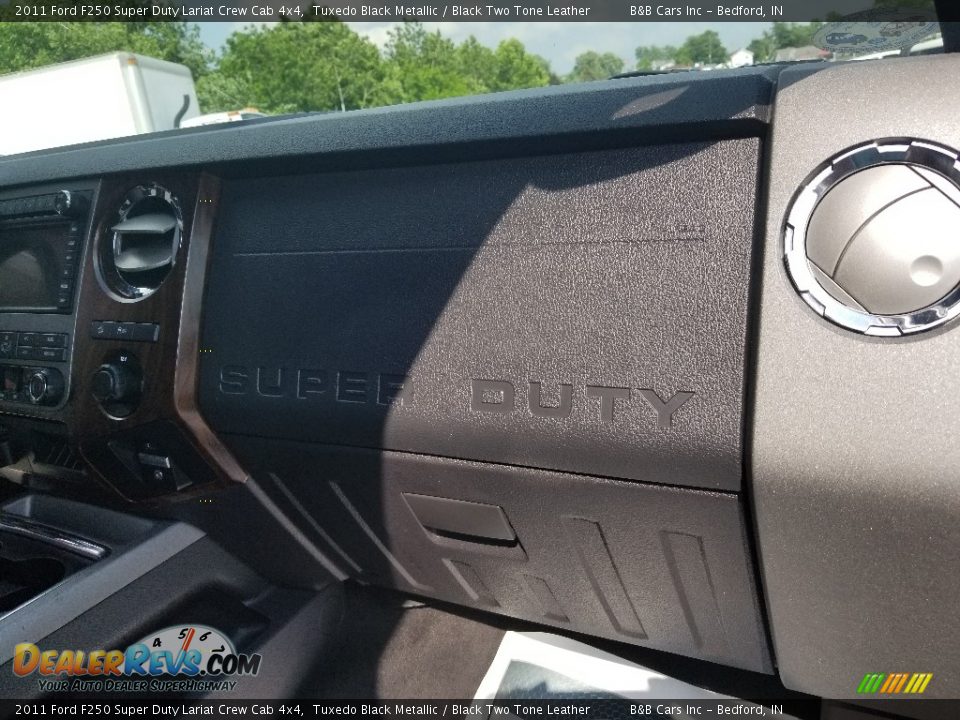 2011 Ford F250 Super Duty Lariat Crew Cab 4x4 Tuxedo Black Metallic / Black Two Tone Leather Photo #36