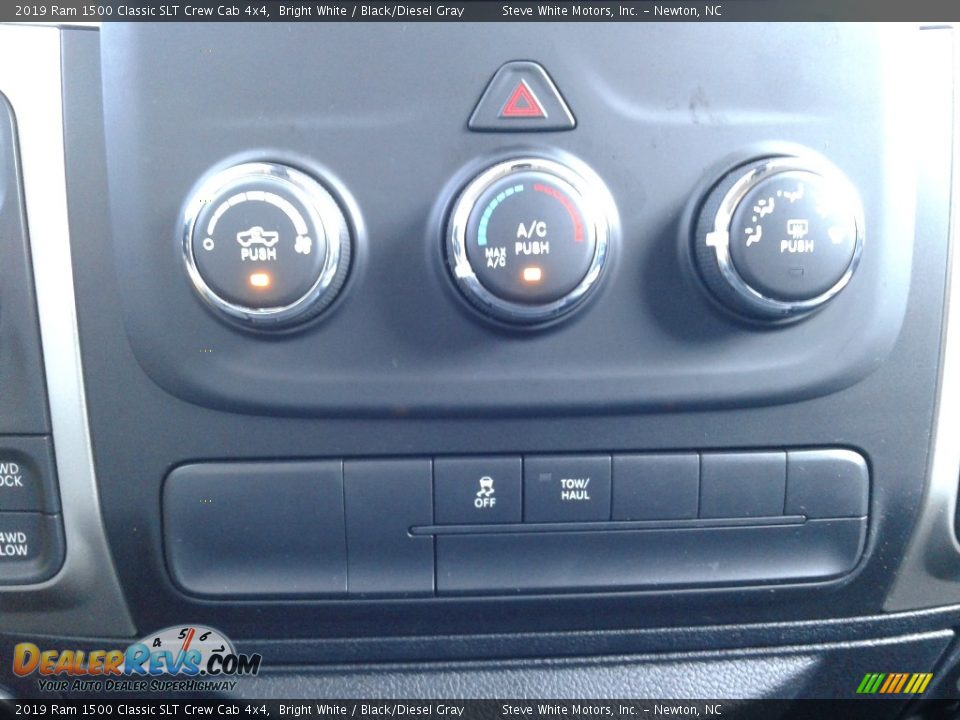 2019 Ram 1500 Classic SLT Crew Cab 4x4 Bright White / Black/Diesel Gray Photo #22