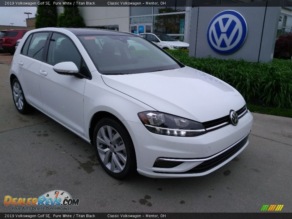 Front 3/4 View of 2019 Volkswagen Golf SE Photo #1