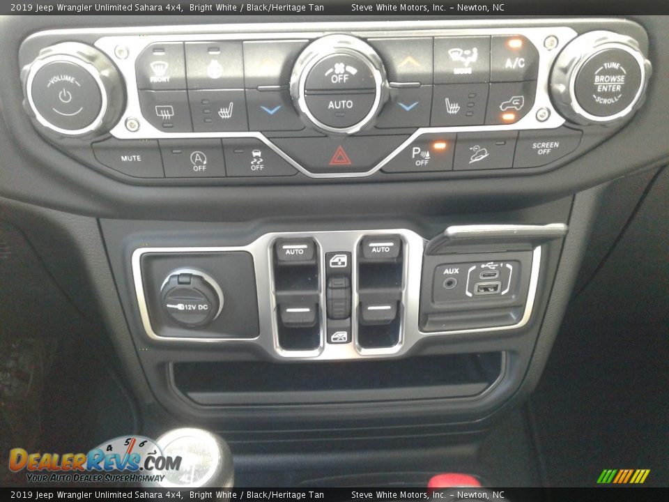 2019 Jeep Wrangler Unlimited Sahara 4x4 Bright White / Black/Heritage Tan Photo #25