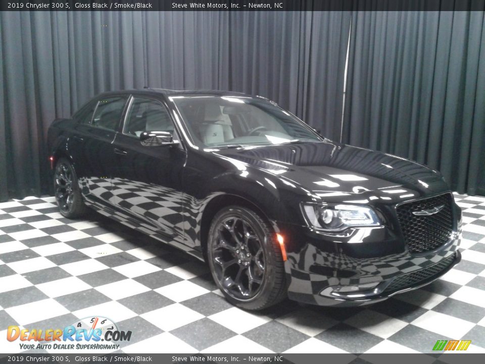 2019 Chrysler 300 S Gloss Black / Smoke/Black Photo #4