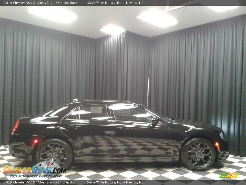 2019 Chrysler 300 S Gloss Black / Smoke/Black Photo #5