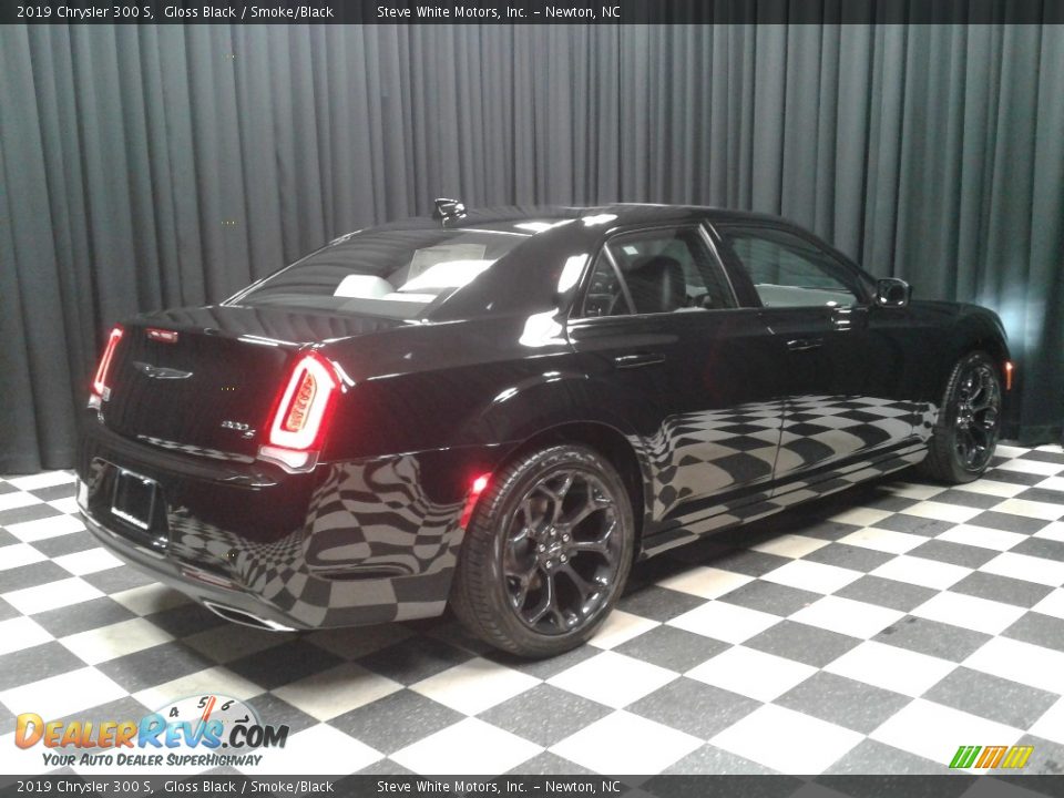 2019 Chrysler 300 S Gloss Black / Smoke/Black Photo #6