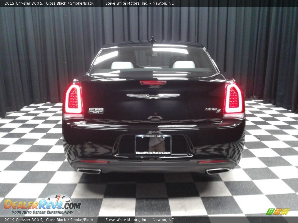 2019 Chrysler 300 S Gloss Black / Smoke/Black Photo #7