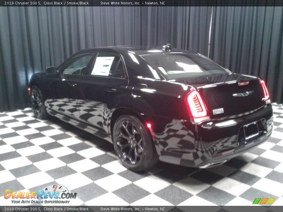 2019 Chrysler 300 S Gloss Black / Smoke/Black Photo #8