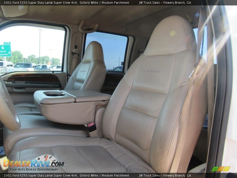 2001 Ford F250 Super Duty Lariat Super Crew 4x4 Oxford White / Medium Parchment Photo #16