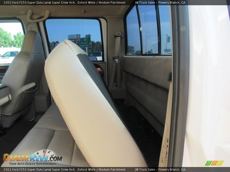 2001 Ford F250 Super Duty Lariat Super Crew 4x4 Oxford White / Medium Parchment Photo #35