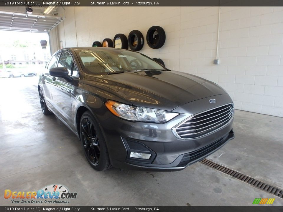 2019 Ford Fusion SE Magnetic / Light Putty Photo #1